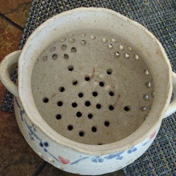 Beautiful berry strainer/colander - Picture 4 of 6